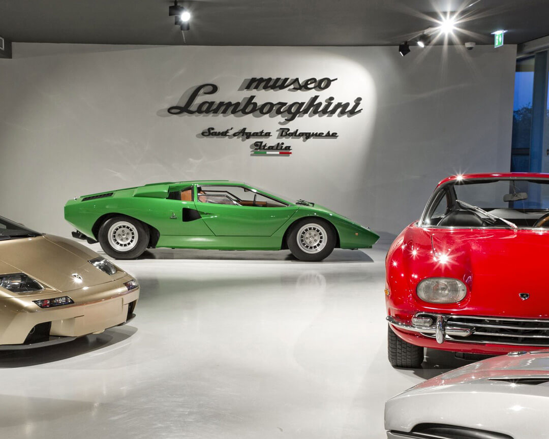 All'interno del museo lamboghini in una sala espositiva si vedono tre modelli storici lamborghini