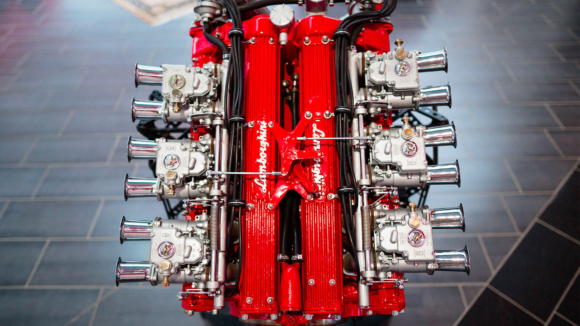 Motore lamborghini smontato con componenti rosse