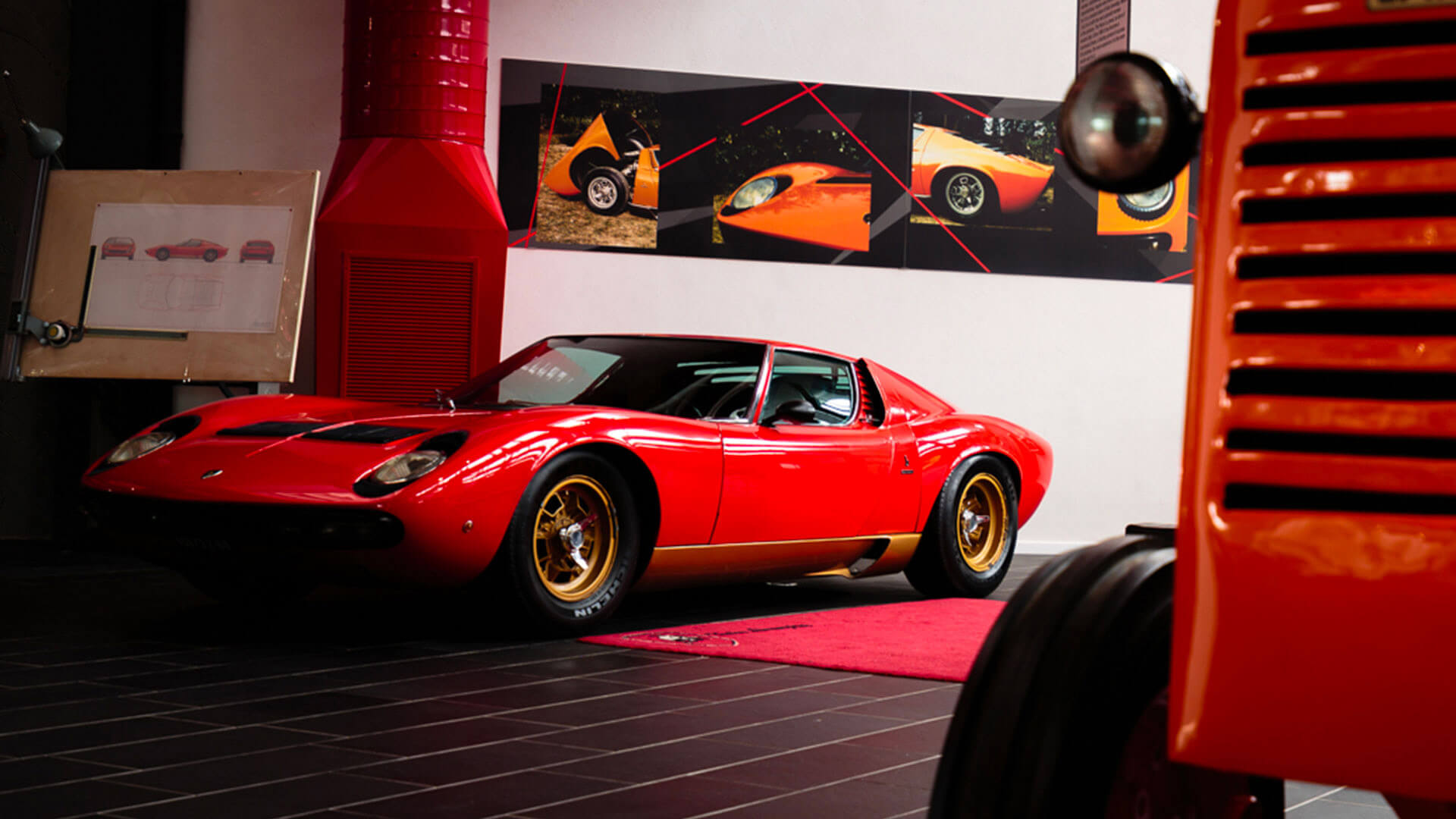 Lamborghini Miura in verniciatura rossa dentro ad una sala espositiva