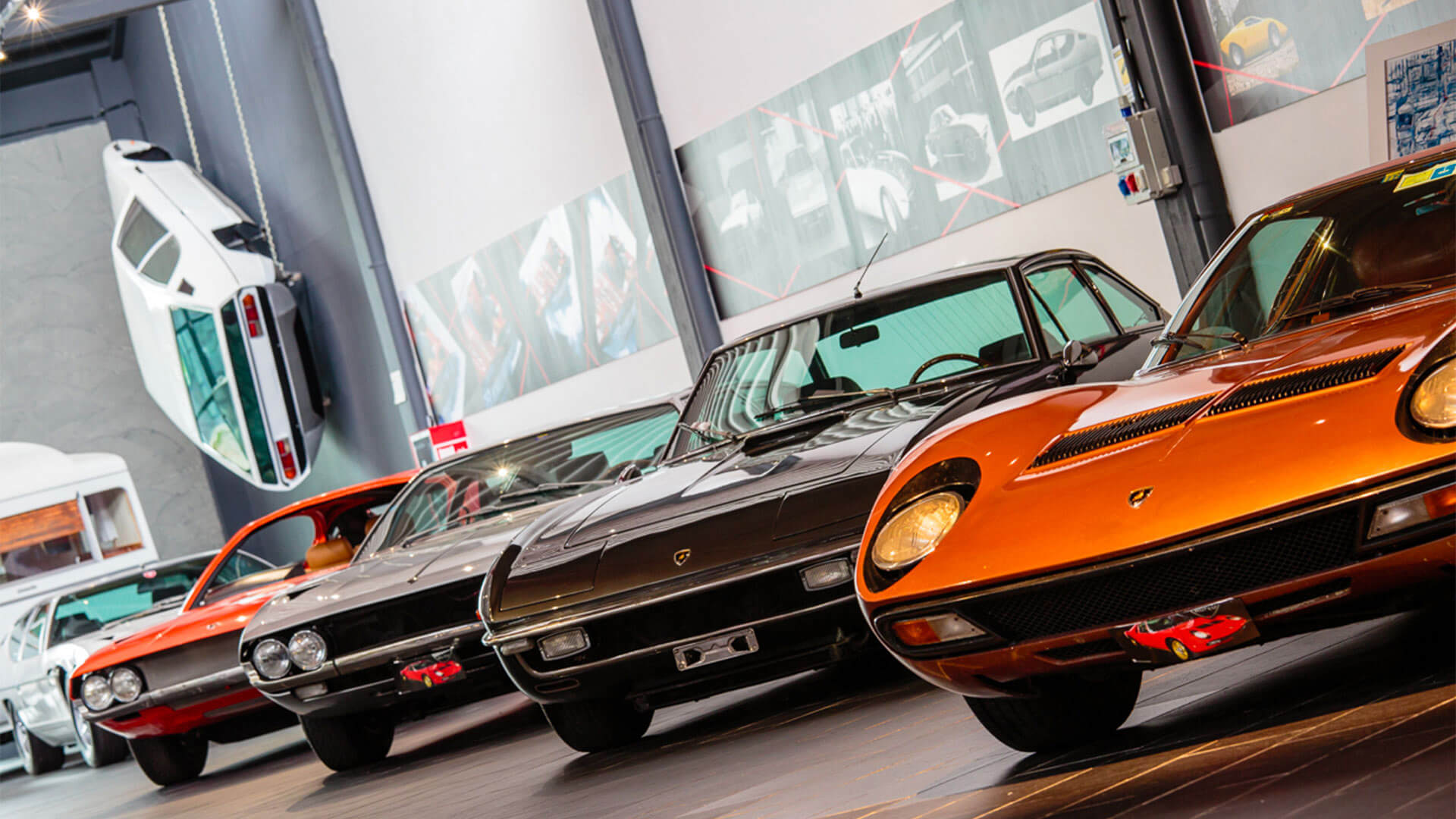 Diversi modelli lamborghini all'interno di una sala espositiva del museo ferruccio lamborghini