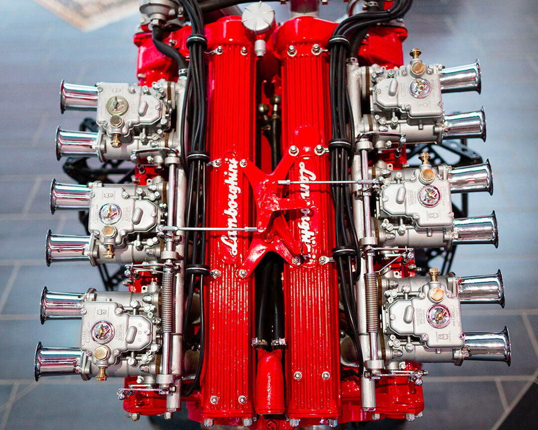 Motore lamborghini smontato con componenti rosse