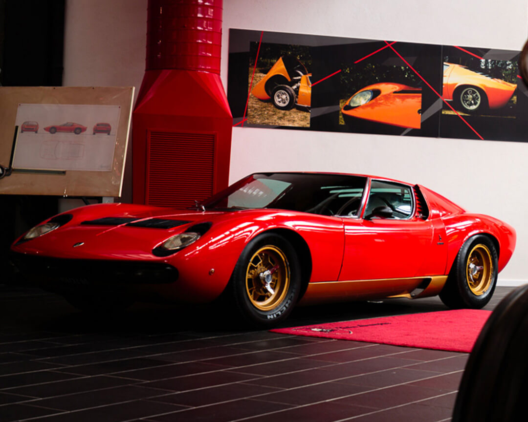Lamborghini Miura in verniciatura rossa dentro ad una sala espositiva