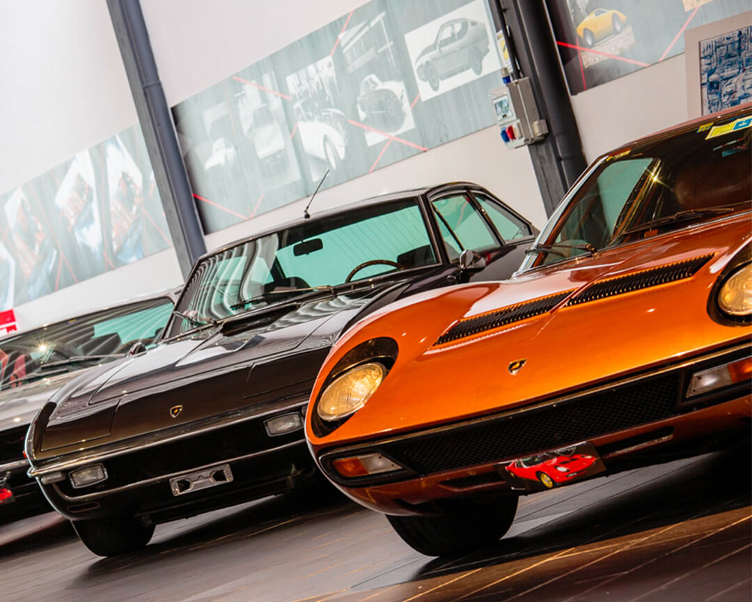Diversi modelli lamborghini all'interno di una sala espositiva del museo ferruccio lamborghini