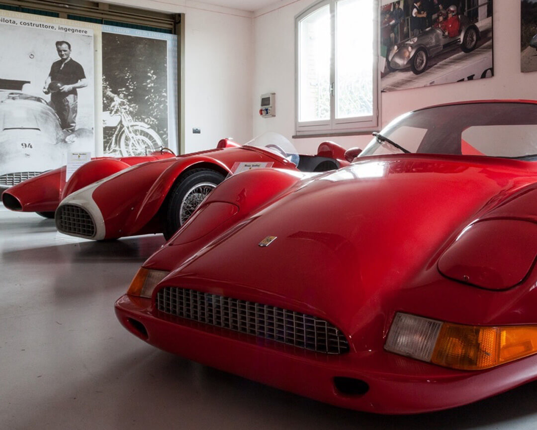 diverse automobili Bandini rosse esposte alla collezione Bandini