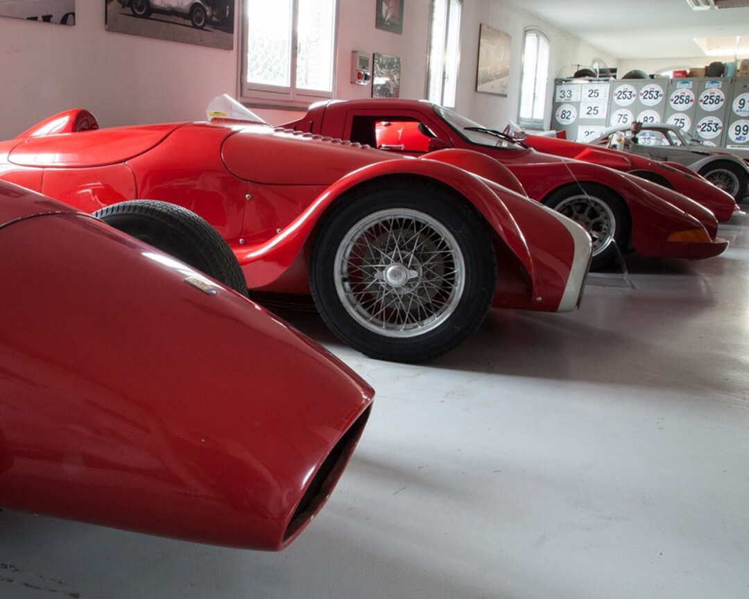 vista laterale sulle automobili Bandini rosse esposte al museo