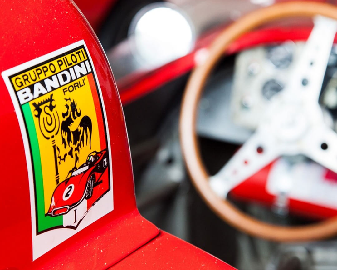 dettaglio del logo "gruppo piloti Bandini" adesivo sulla carrozzeria con nello sfondo il volante sfocato