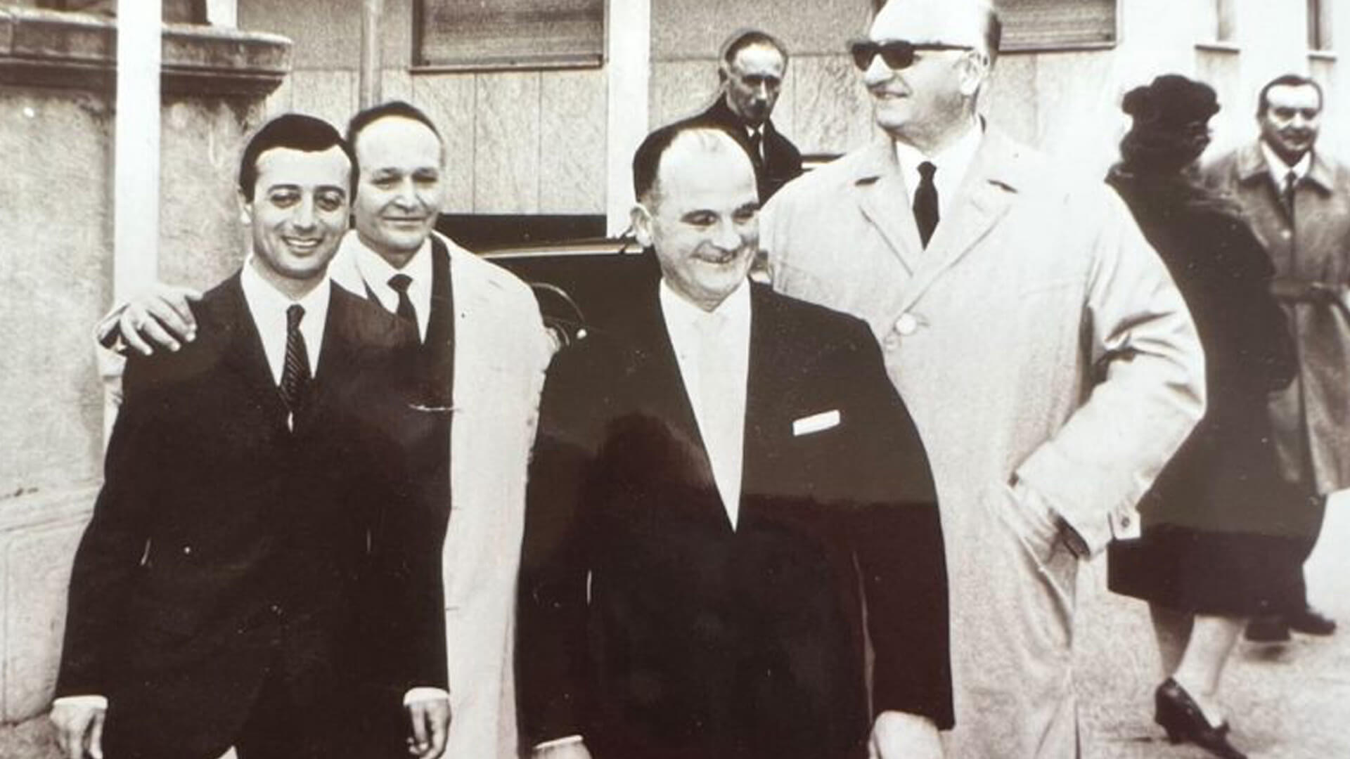 Ilario Bandini con enzo Ferrari e altri ingegneri e imprenditori della Motor Valley dell'epoca