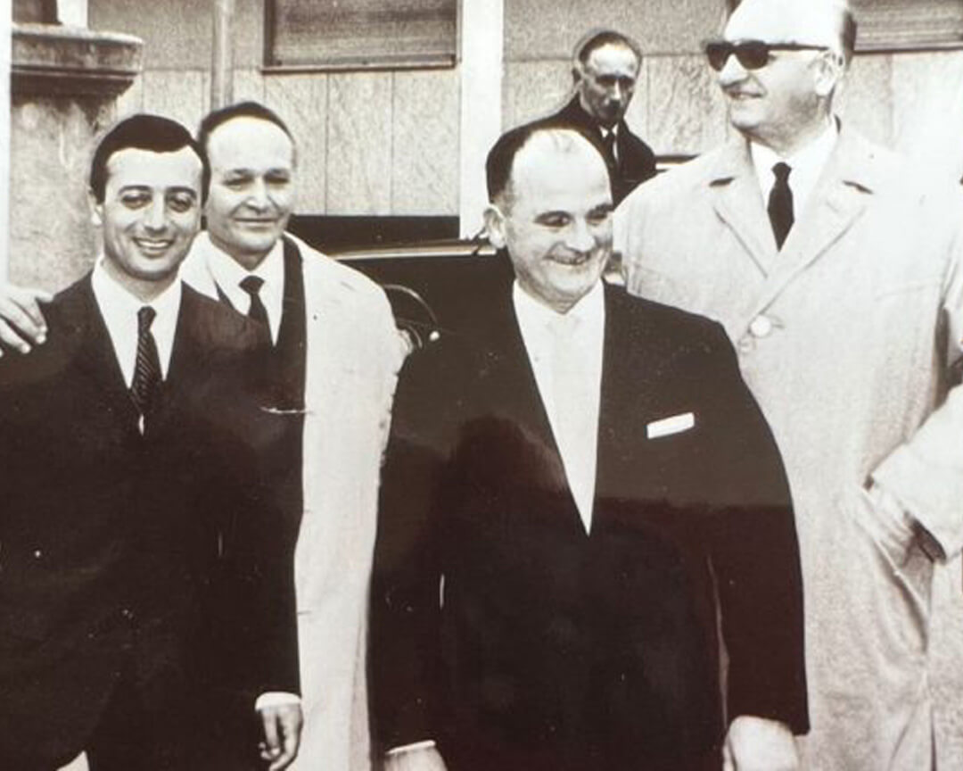 Ilario Bandini con enzo Ferrari e altri ingegneri e imprenditori della Motor Valley dell'epoca