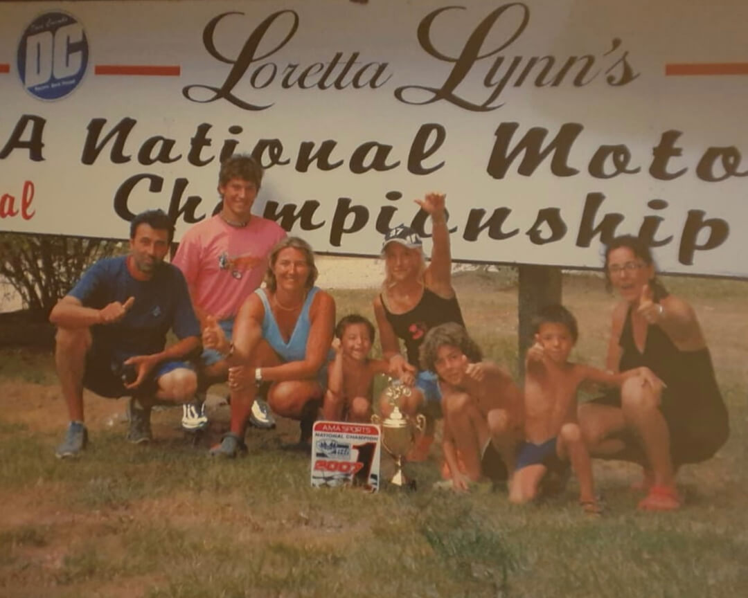 Old colour photo of the family of Kiara Fontanesi who hugs her to celebrate a victory