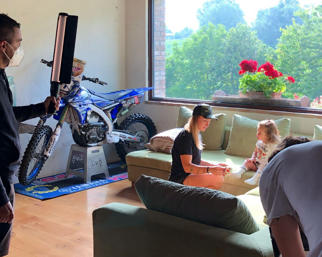 Kiara fontanesi taking care of her daughter in her living room while she is being photographed
