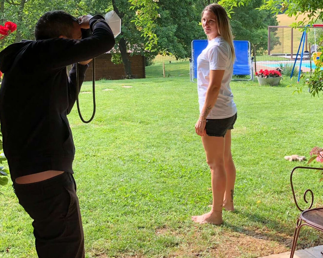 Kiara fontanesi who barefoot on her home garden poses for a photo