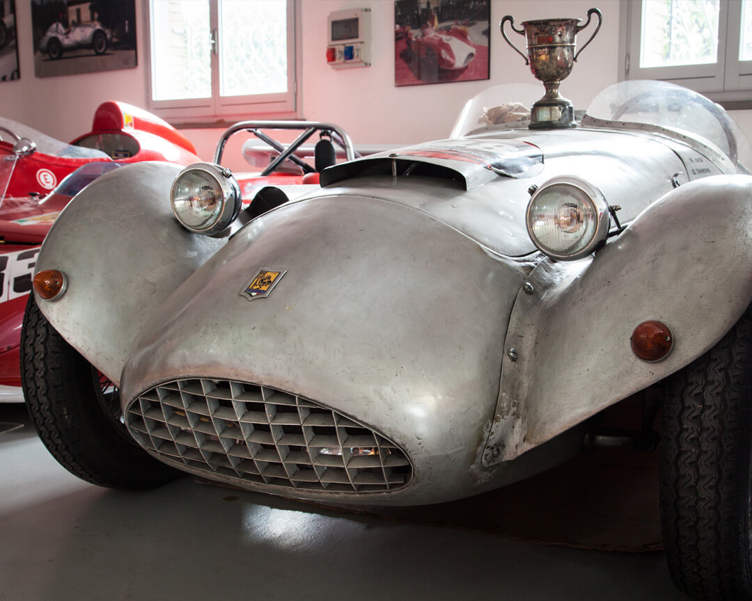 Bandini 750 Sport Siluro del 1953 con coppa adagiata sopra la carrozzeria