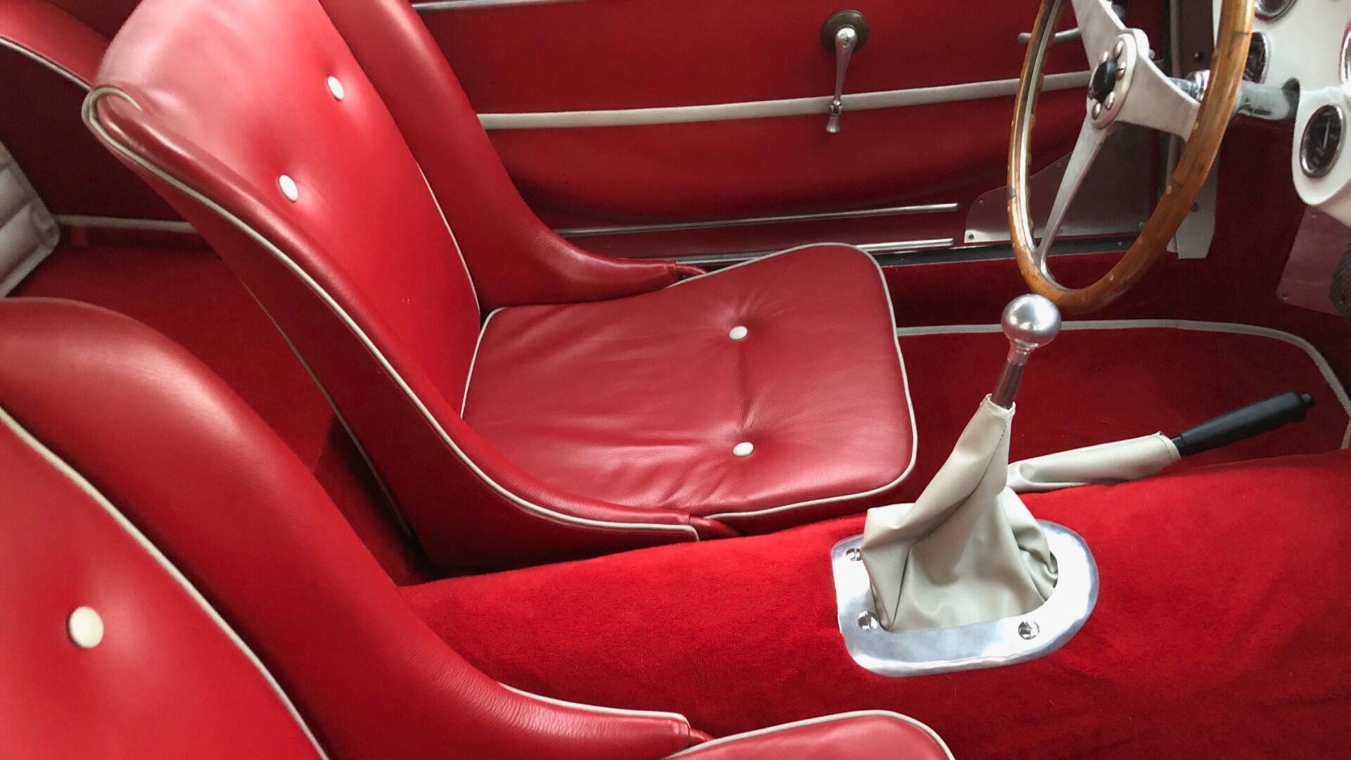 dettaglio di interni in pelle rossa di auto d'epoca Bandini