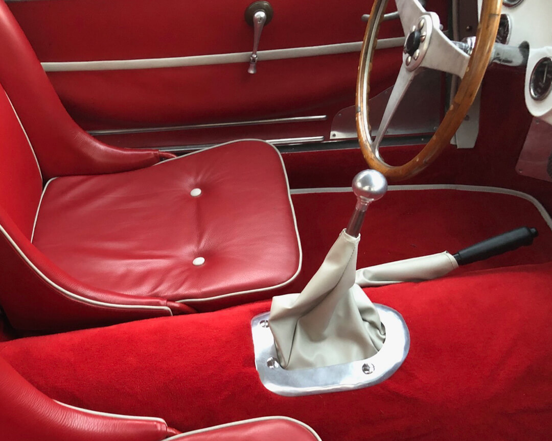 dettaglio di interni in pelle rossa di auto d'epoca Bandini