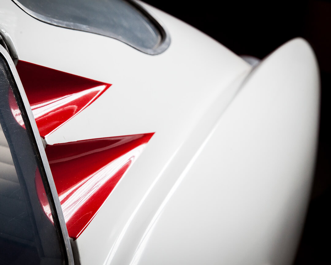 dettaglio di auto Bandini GT 750 con spine metalliche rosse