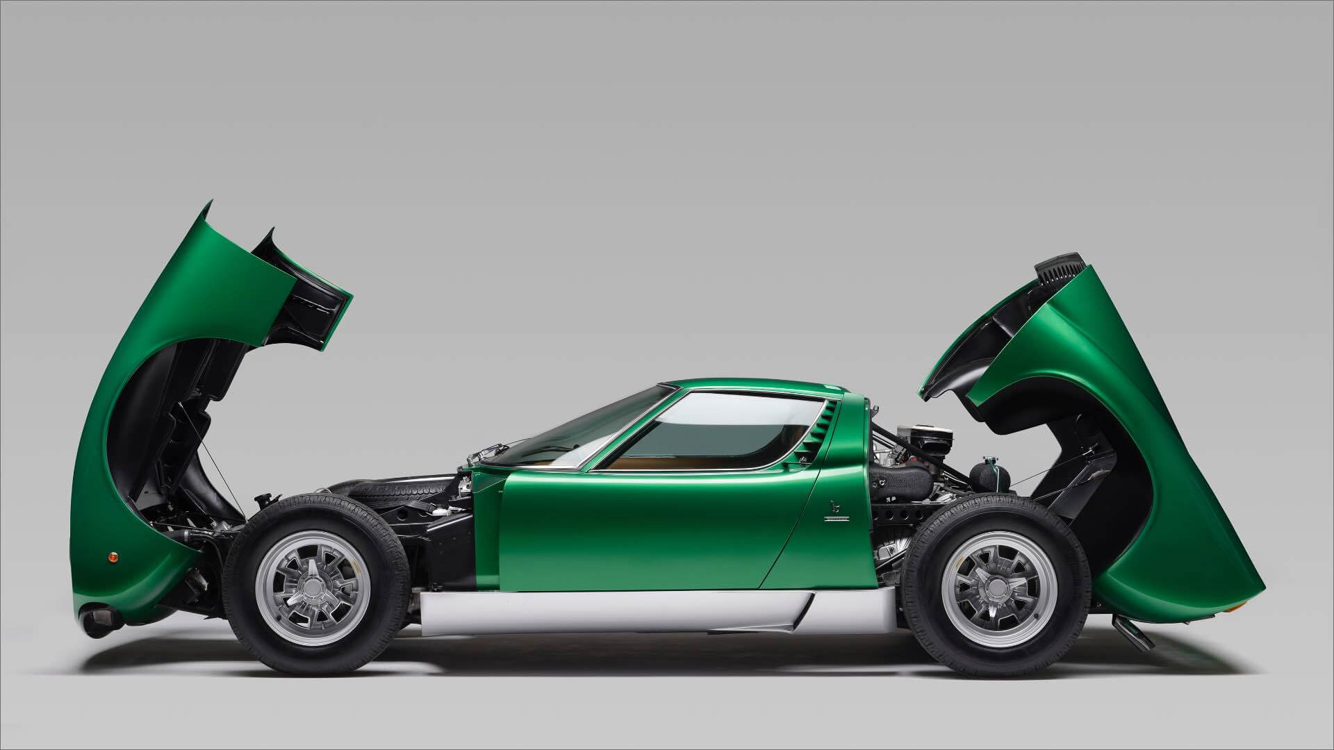 Lamborghini Miura SV verde con carrozzeria aperta davanti e dietro