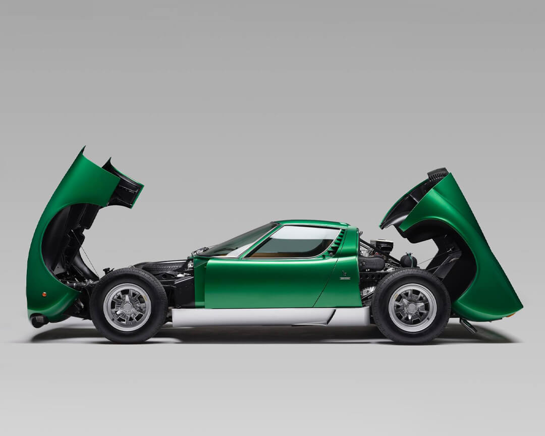 Lamborghini Miura SV verde con carrozzeria aperta davanti e dietro