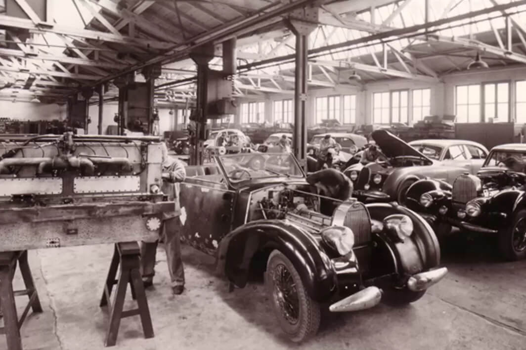 foto in bianco e nero dell'Officina Bugatti con auto d'epoca