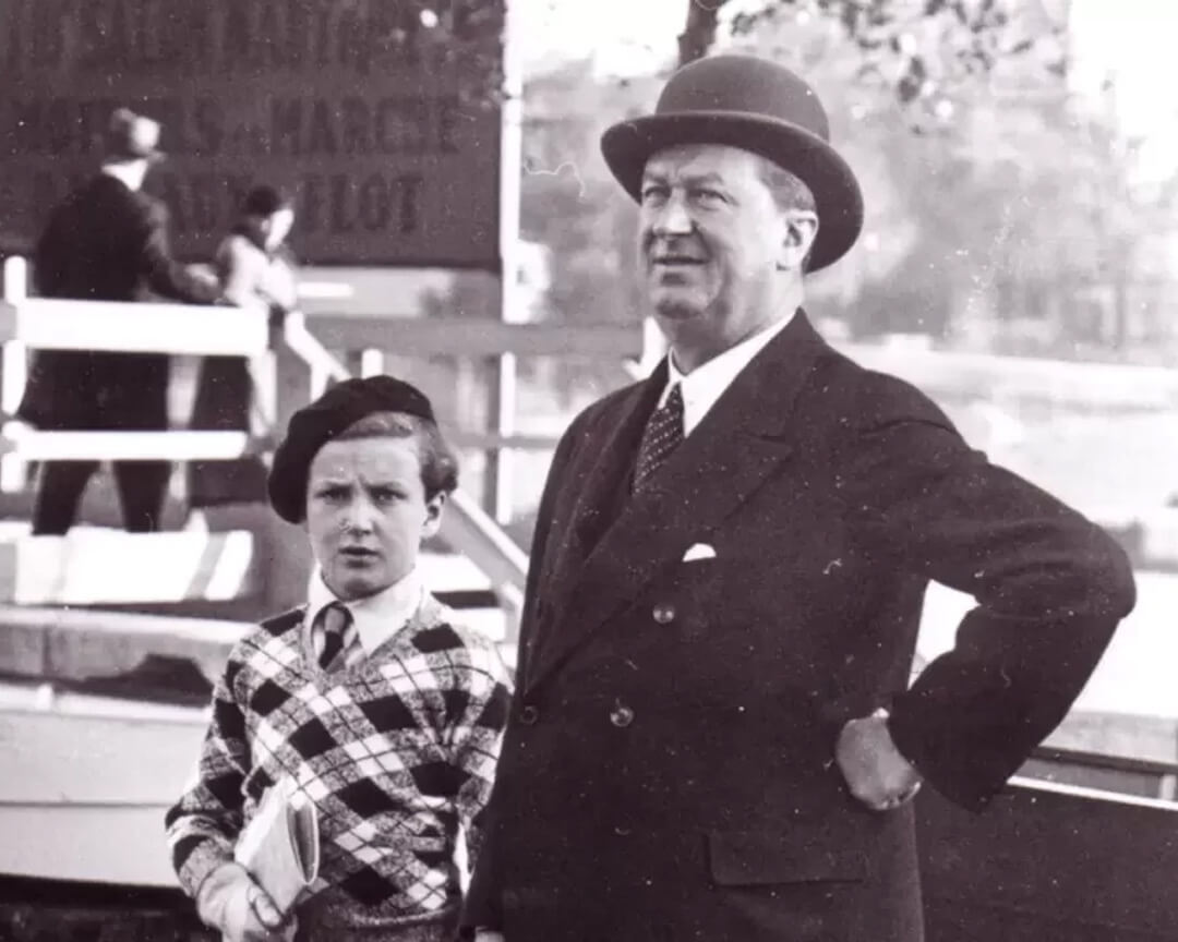 in una foto in bianco e nero ettore bugatti ritratto affianco ad un bambino