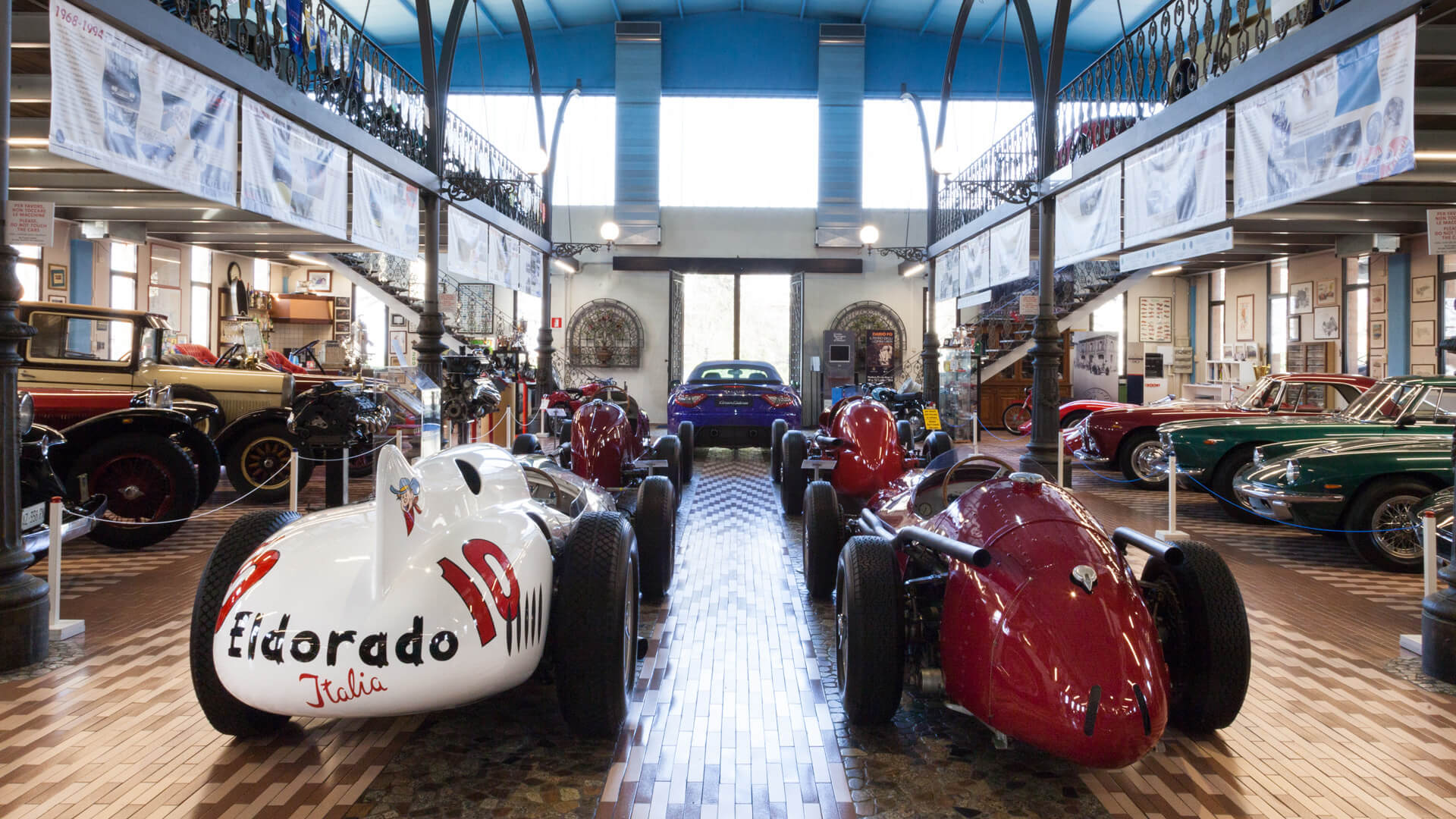 in primo piano auto d'epoca monoposto Maserati in particolare io modello Eldorado numero 10