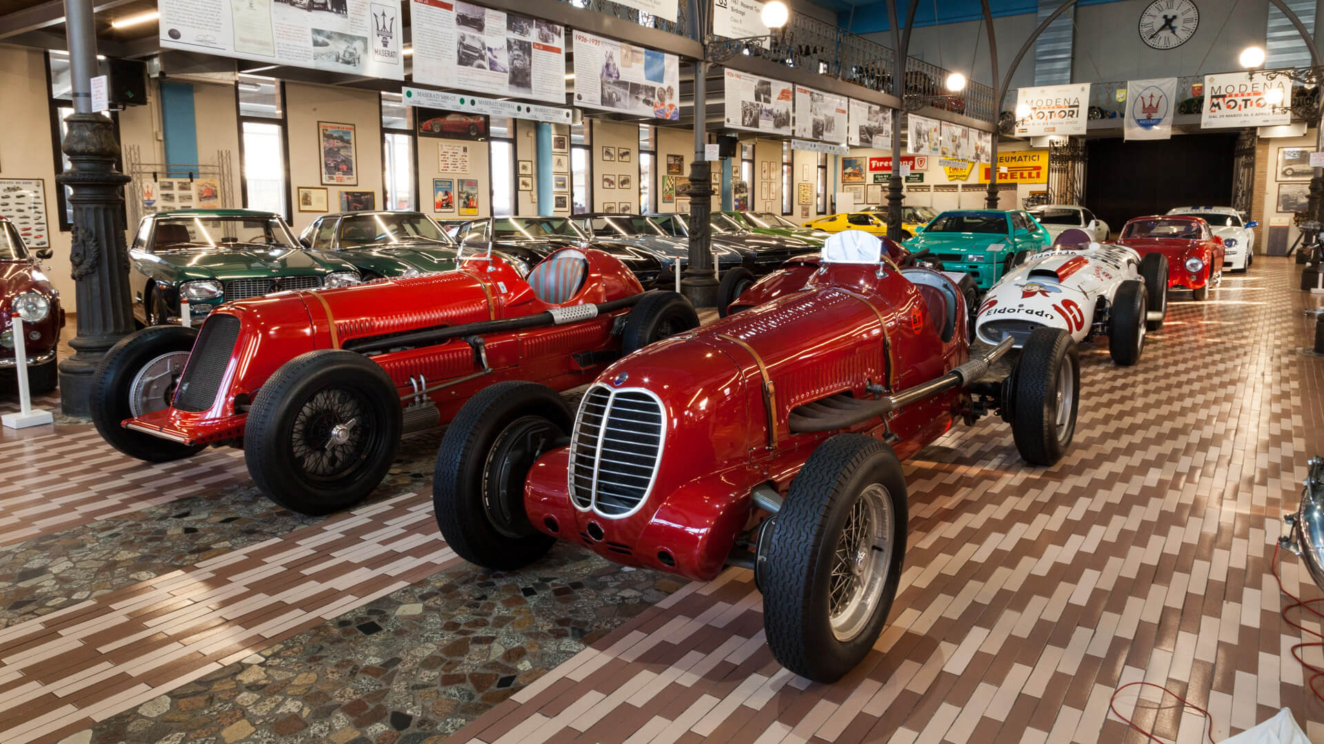 auto e trattori Maserati d'epoca esposti