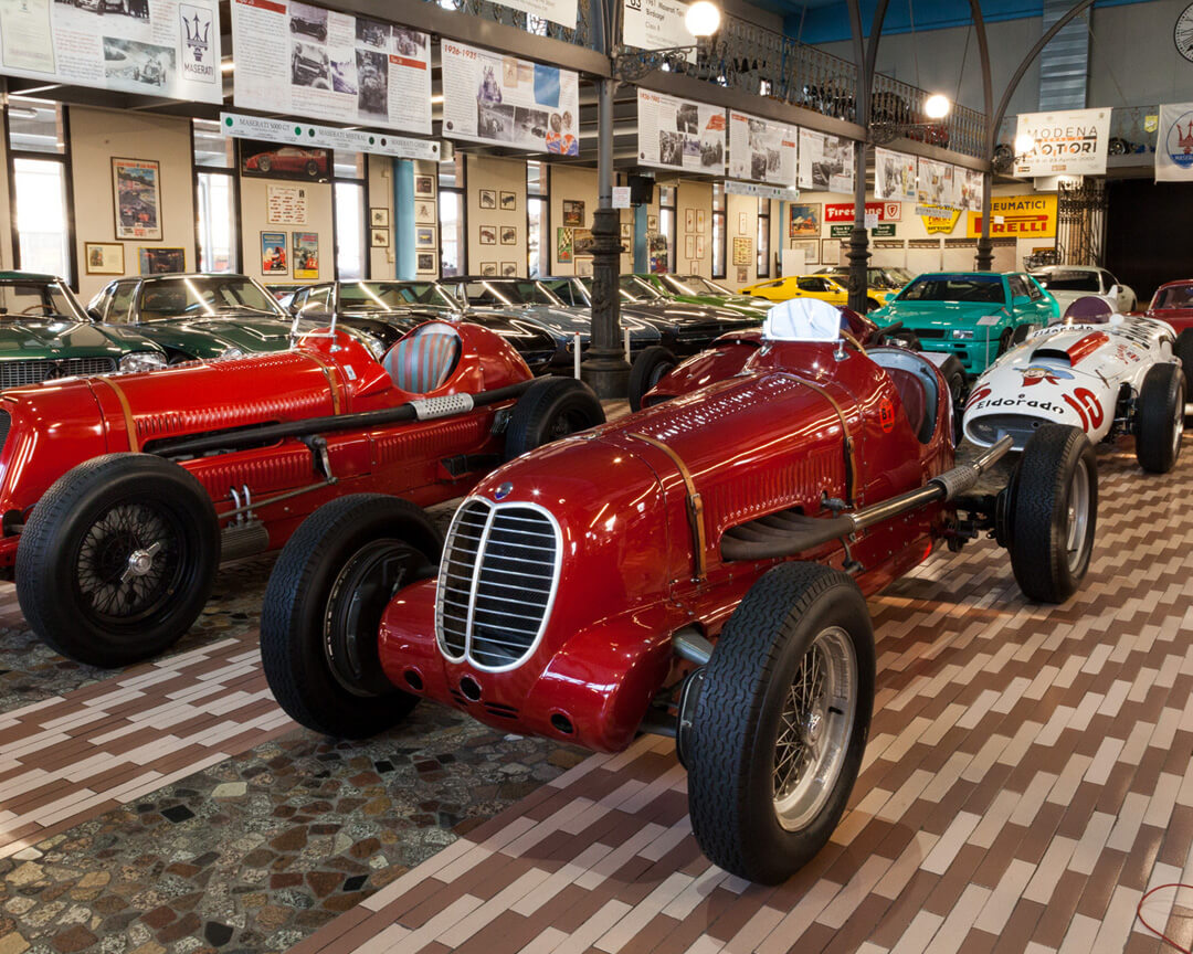 auto e trattori Maserati d'epoca esposti