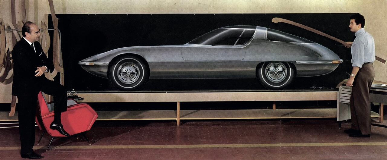 Giorgetto Giugiaro con uno dei celebri modelli disegnati