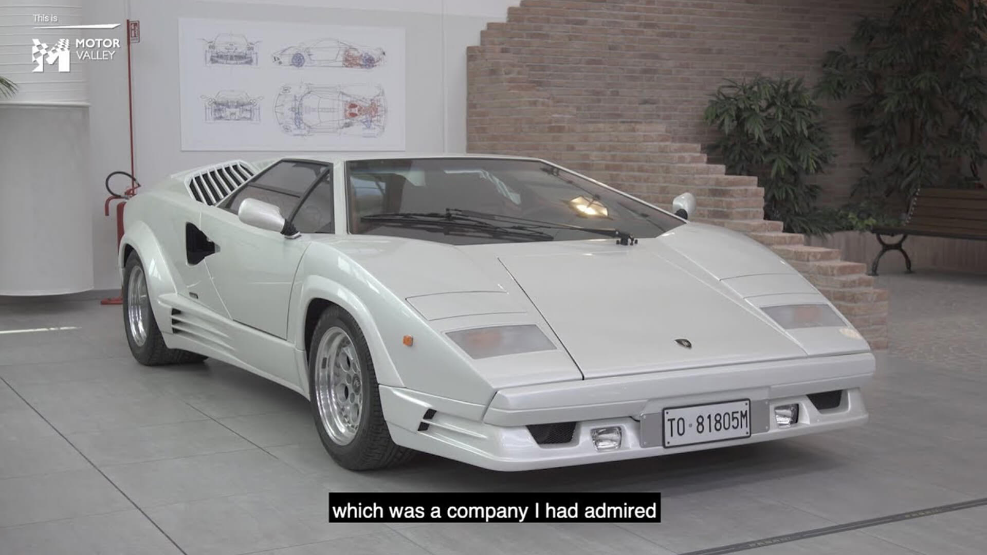 Lamborghini countach bianca con i sottotitoli dell'intervista ad horacio pagani