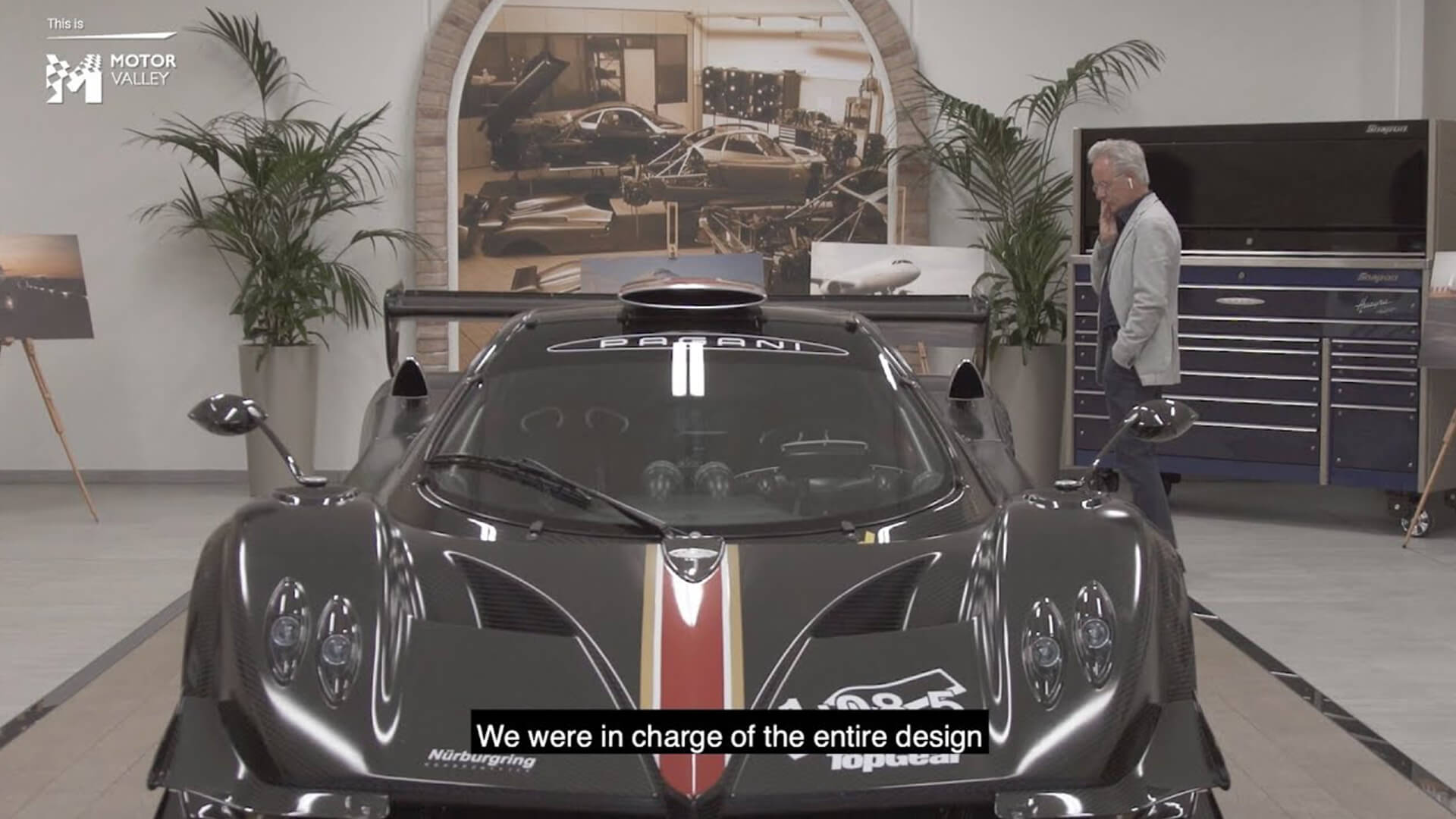 Horacio pagani che cammina dietro ad una pagani huayra modificata per correre al nurburgring