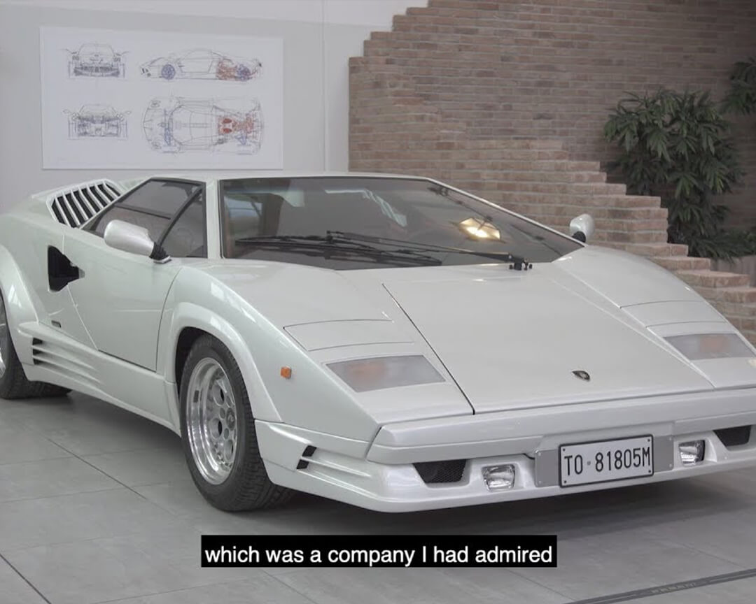 Lamborghini countach bianca con i sottotitoli dell'intervista ad horacio pagani