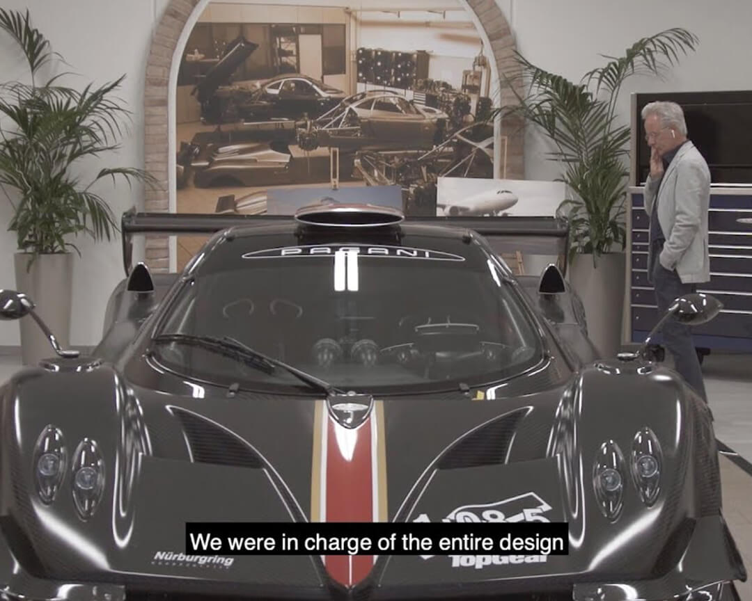 Horacio pagani che cammina dietro ad una pagani huayra modificata per correre al nurburgring
