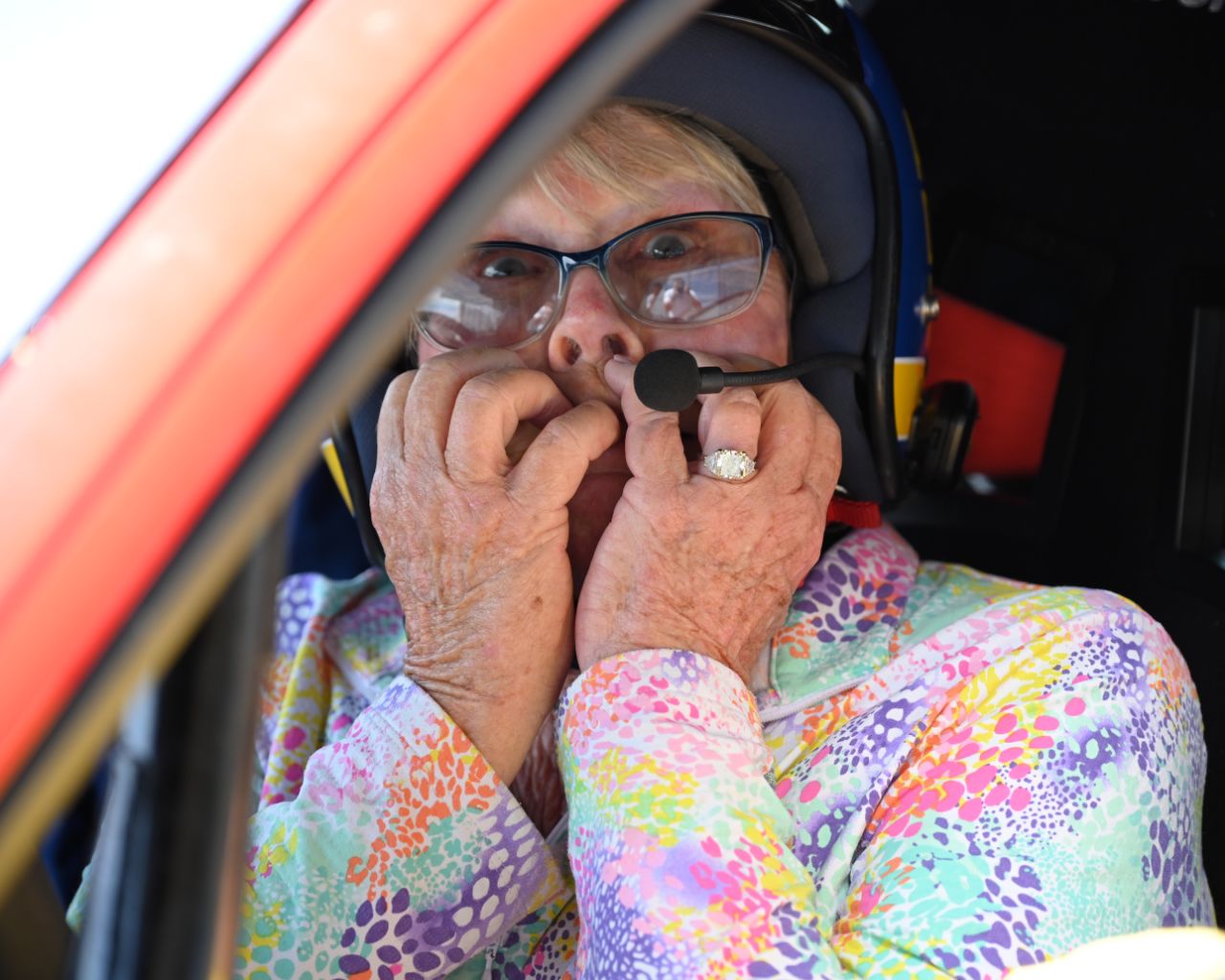 Una signora emozionata all'interno della Ferrari messa a disposizione dell'Autodromo di Modena.