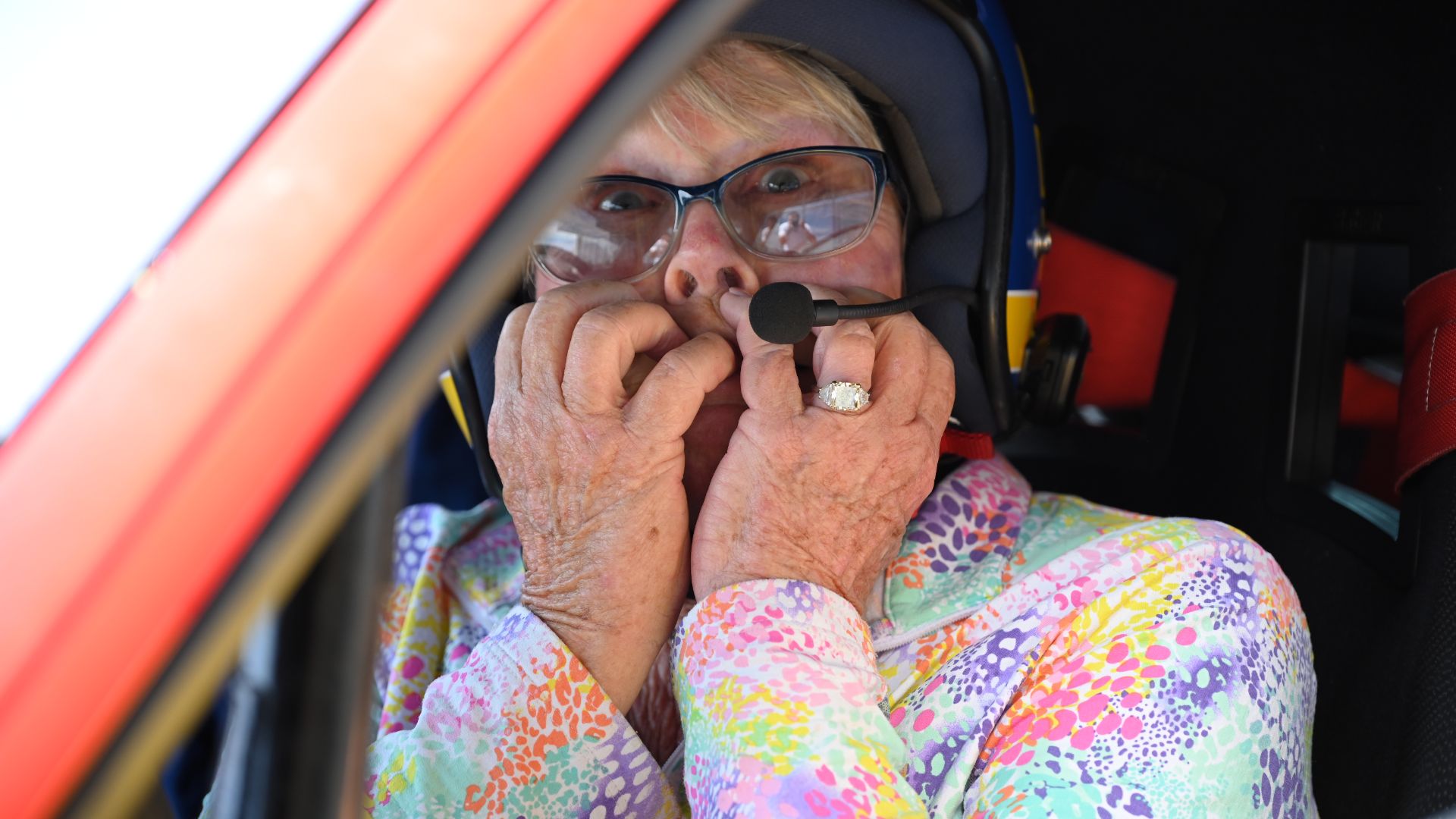 Una signora emozionata all'interno della Ferrari messa a disposizione dell'Autodromo di Modena.