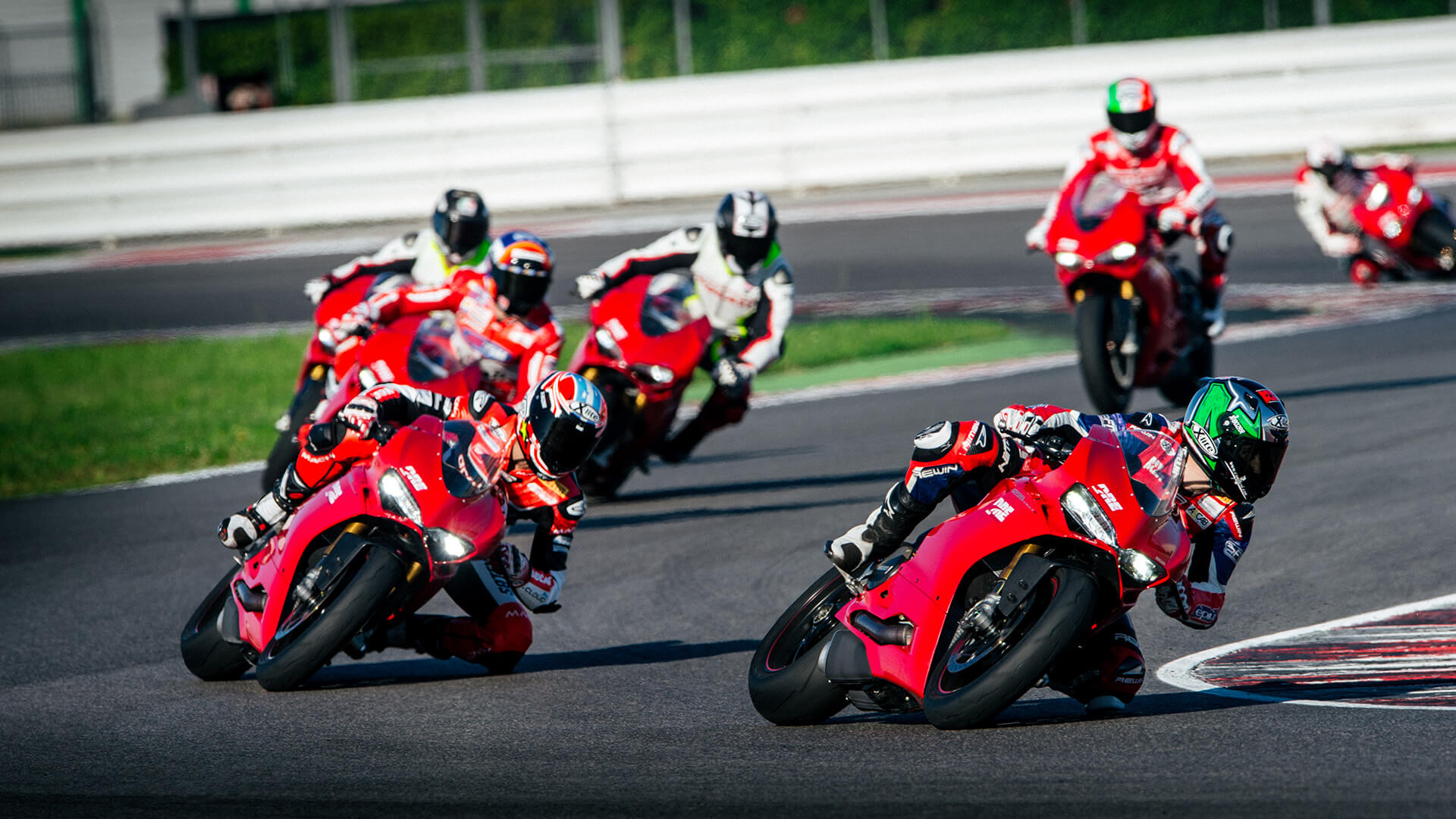 serie di moto da corsa Ducati su circuito in curva