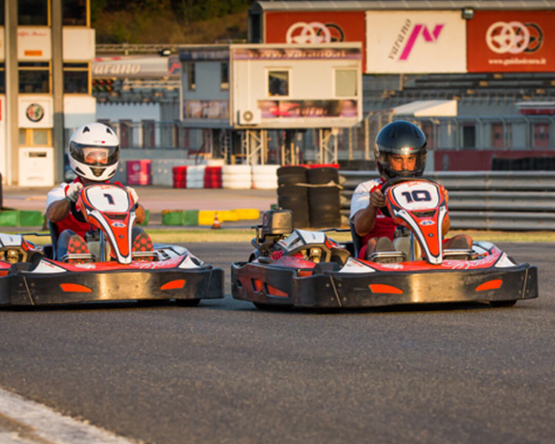 Due ragazzi si sfidano in una gara di Kart all'Autodromo di Varano