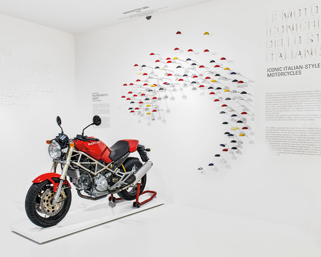 motocicletta Ducati Monster rossa esposta al museo Ducati