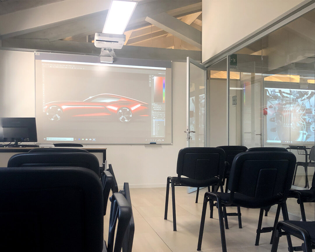 vista da dietro di aula con sedie e lavagna multimediale con rendere di auto