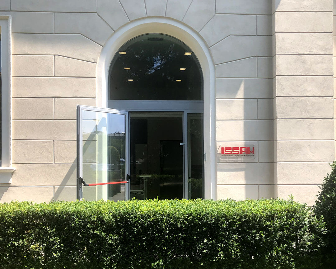 entrata dell'istituto con targa in plexiglass con scritta ISSAM in rosso