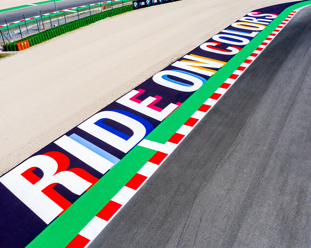 particolare del cordolo dipindo del circuito di Misano con la scritta ride on colors