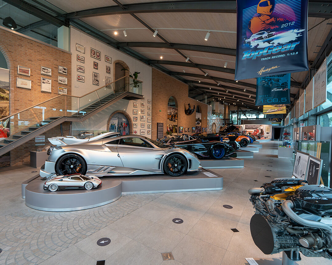 vista dall'interno del Museo Pagani con modello di automobile e suo modellino prototipo in prima fila