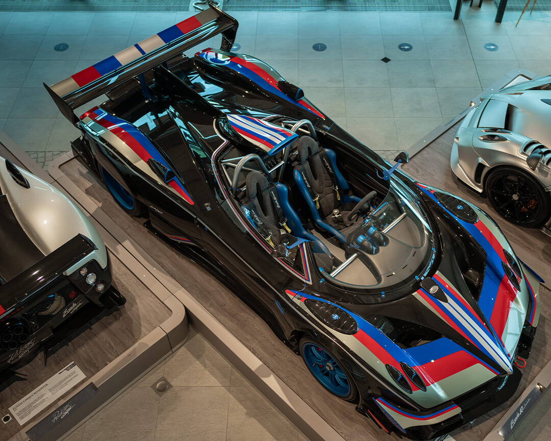 vista dall'altro di supercar Pagani multicolore cabriolet