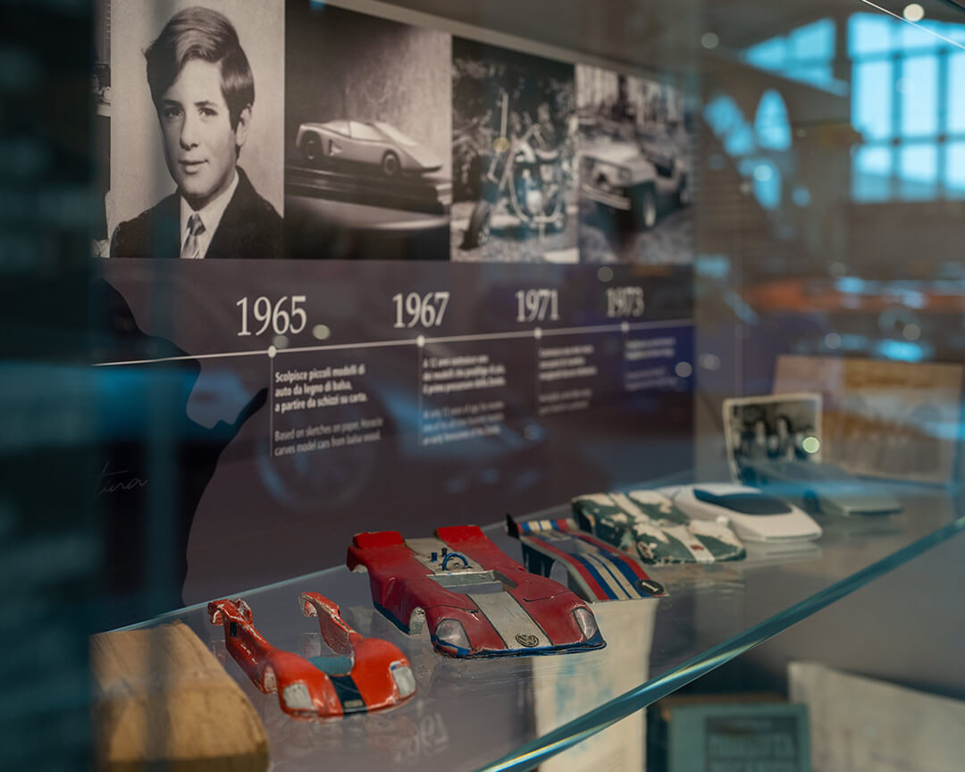 dettaglio del museo Pagani con cronologia dei primi anni e modellini di auto