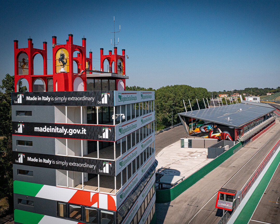 foto aerea della torre con vista sul circuito di Imola e sul Museo checco costa