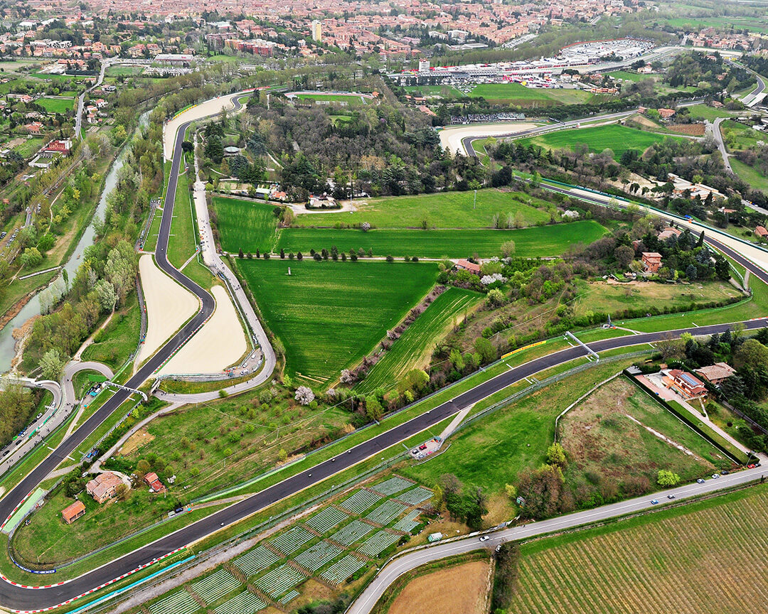 vista aerea di buona parte del circuito di Imola con il parco delle Acque Minerali