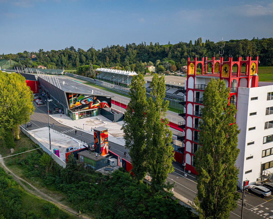 vista aerea sul Museo checco Costa e sul paddock del circuito di IMOLA