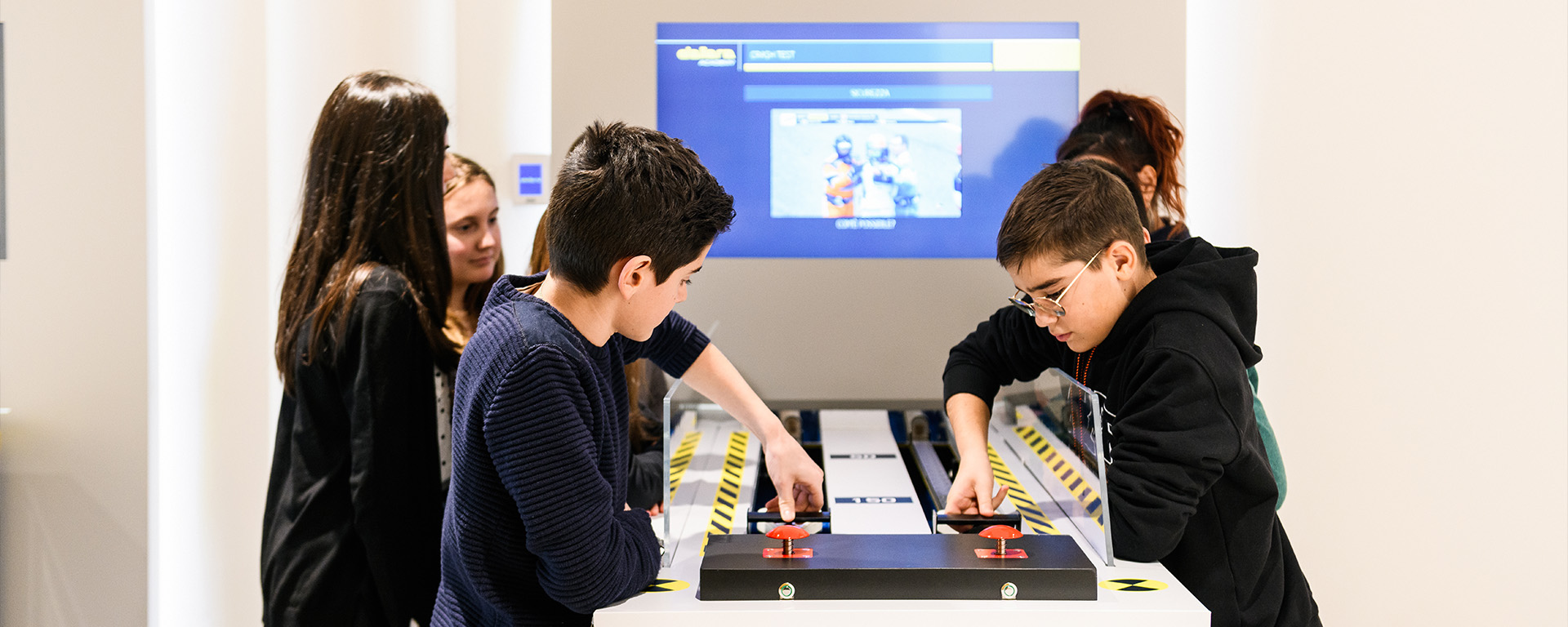 gruppo di studenti che provano un gioco simulatore della Dallara Academy