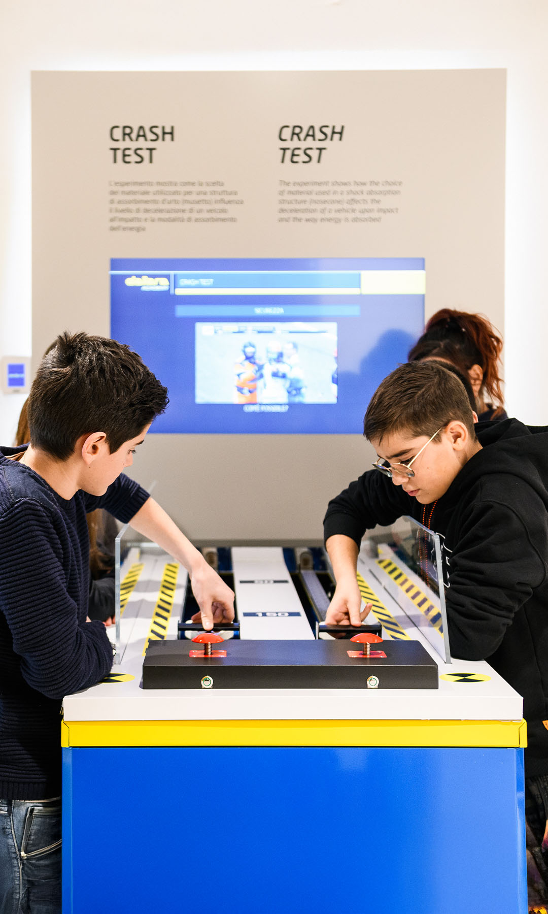 gruppo di studenti che provano un gioco simulatore della Dallara Academy