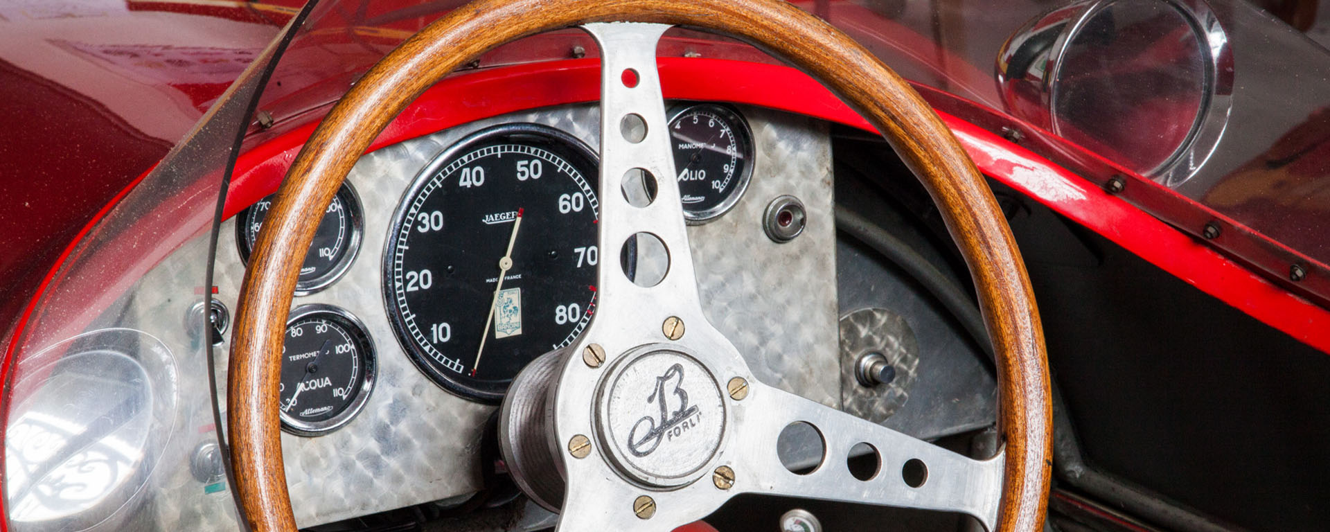 dettaglio su volante di auto d'epoca di legno con incisione "Forlì"