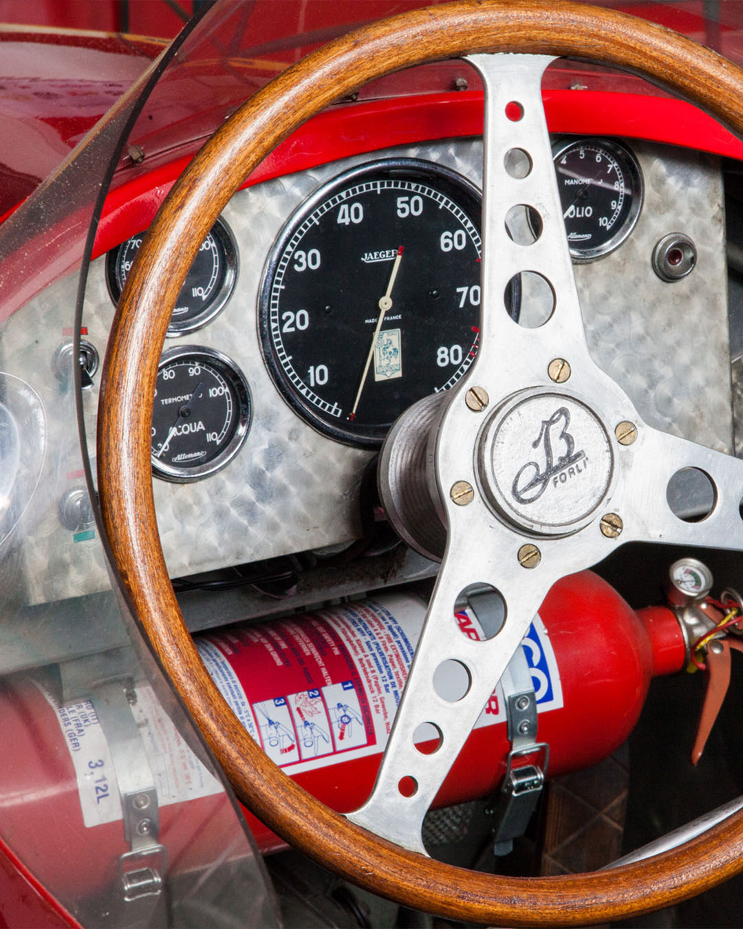 dettaglio su volante di auto d'epoca di legno con incisione "Forlì"