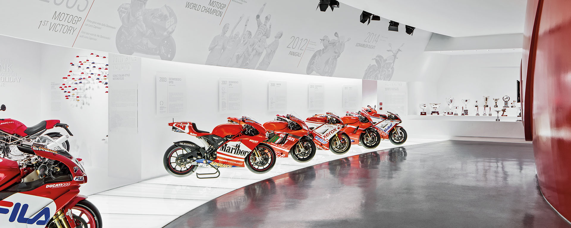 Sala del Museo Ducati con esposte le superbike recenti che hanno vinto gare nel motomondiale